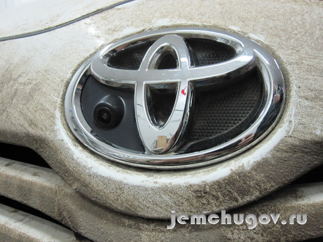 Камера переднего вида в эмблеме Toyota