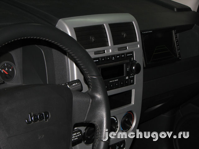 вид со стороны салона Jeep Compass